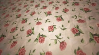 Retro Rose Süsleme Duvar Kağıdı Arkaplanı / 4k eski, eski, baskılı süslemeli güller yavaş yavaş tahıl dokusu ve derinlik bulanıklığı ile eski bir duvar kağıdının hareketli grafikleri
