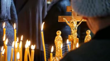 Ortodoks haçı kilisedeki mumların arasında..