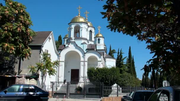 Iglesia Ortodoxa Domos Dorados Iglesia Ortodoxa Contra Cielo Las Nubes — Vídeos de Stock