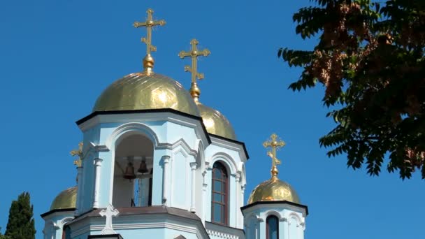 Ορθόδοξη Εκκλησία Χρυσοί Τρούλοι Της Ορθοδόξου Εκκλησίας Κατά Του Ουρανού — Αρχείο Βίντεο