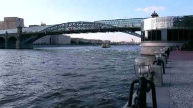 Andreevsky Köprüsü Moskova Nehri 'nin karşısında. Moskova. - Rusya. Köprü - inşa edilmiş yapı, Moscva nehri, ulaşım, Katedral, Moskova - Rusya