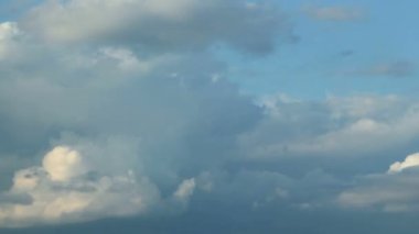 Güneşli bir günde bulutlar. Güneşli bir günde beyaz bulutlar. Hızı güzelliğe yükseldi..