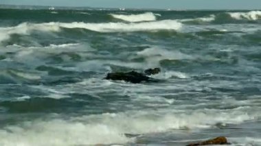 Deniz dalgaları kayalarda kırılıyor. Karadeniz kıyısında. Kerch Boğazı.