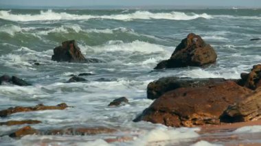 Deniz dalgaları kayalarda kırılıyor. Karadeniz kıyısında..