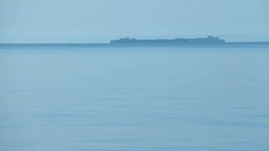 Hareket eden mavna Deniz ufkunda hareket eden mavna.