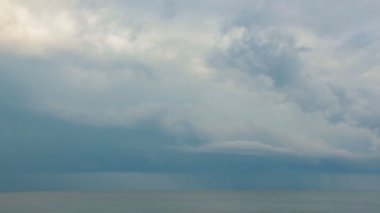 Karadeniz üzerinde bulutlar bulutlu bir gün. Kırım.