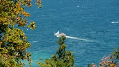Beyaz gemi denizde. Karadeniz. Kırım.