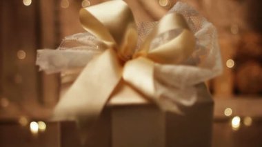 Hediye kutusu, mumlar ve Noel ışıkları..