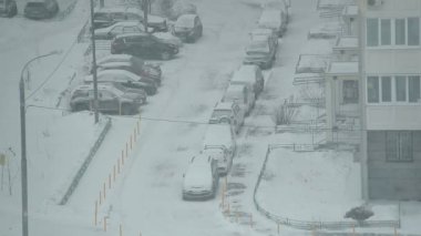 Otoparkta kar ve kar yağışı vardı. Otoparkta kar ve kar yağışı vardı. Rusya.