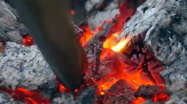 Ahşap yakıyor, stok videosu. Barbekü Izgara, Ateş - Doğal Fenomen, Barbekü, Yemek Pişirme, Şömine.