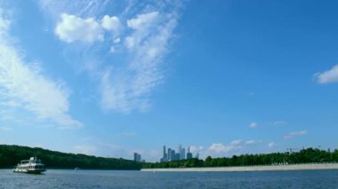 Moskova Şehri. Moskova Nehri 'nin setinden Moskova City' ye kadar uzanan binalar..