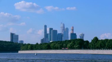 Moskova Şehri. Moskova Nehri 'nin setinden Moskova City' ye kadar uzanan binalar..