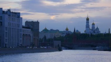 Kremlin ve Kremlin seti. Moskova. Kremlin manzarası ve Moskova 'daki Büyük Taş Köprüsü. Rusya.