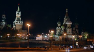 St. Basil Katedrali ve Moskova Kremlin. Moskova - Rusya, Gece, Kızıl Meydan, Şehir, Trafik.