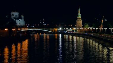 Kremlin ve Kremlin seti. Moskova. Kremlin manzarası ve Moskova 'daki Büyük Taş Köprüsü. Rusya.