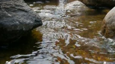 Akıntıda kayalar ve pürüzsüz su.