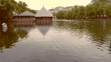 Şehir göleti. Şehir göleti. Şehirde temiz göletler.