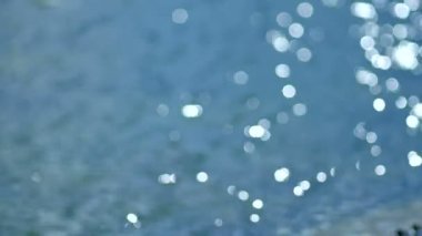 Bokeh güneşi yansıdı. Bokeh güneşi su yüzeyinden yansıyor..