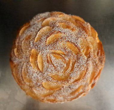 Torta di mele biyoloca fatta in casa pronta da mangiare