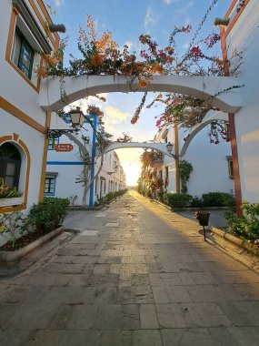 Puerto de Mogan, İspanya, 22 Aralık 2022. Puerto de Mogan, Gran Canaria, İspanya 'daki renkli evler.