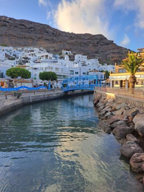Puerto de Mogan, İspanya, 22 Aralık 2022. Puerto de Mogan, Gran Canaria, İspanya 'daki renkli evler.