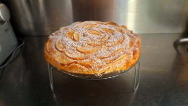 Torta di mele biyoloca fatta in casa pronta da mangiare