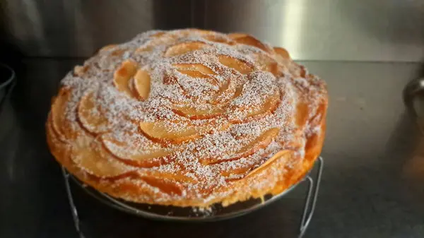 Torta di mele biyoloca fatta in casa pronta da mangiare