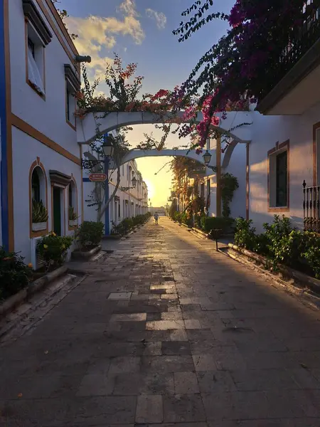 Puerto de Mogan, İspanya, 22 Aralık 2022. Puerto de Mogan, Gran Canaria, İspanya 'daki renkli evler.