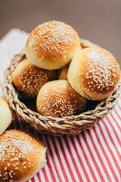 ขนมป งเบอร เกอร ในตะกร — ภาพถ่ายสต็อก