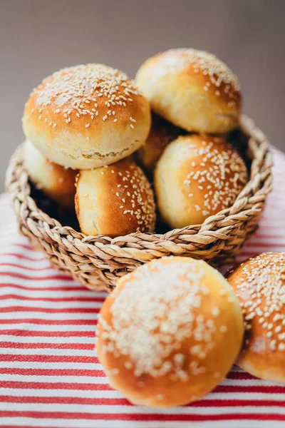 ขนมป งเบอร เกอร าเองในตะกร — ภาพถ่ายสต็อก