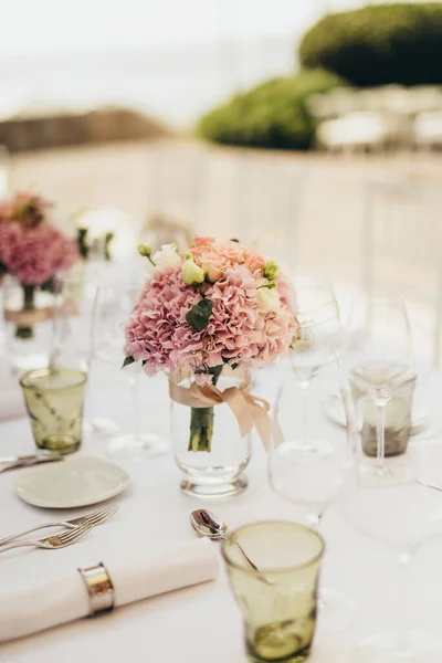 Svatební Stůl Dekorace Květinami — Stock fotografie