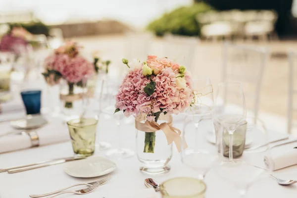 Çiçeklerle Düğün Masası Dekorasyonu Telifsiz Stok Fotoğraflar
