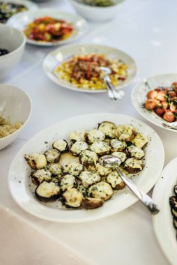 bir plaka üzerinde mantar dolması