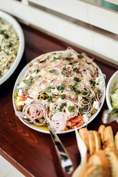 Köstlicher Griechischer Salat Auf Einem Teller — Stockfoto