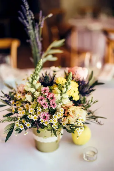 Bruiloft Tafel Decoratie Met Bloemen Stockfoto