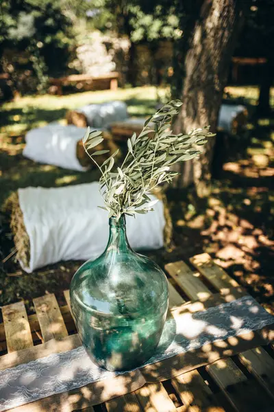 シンプルで素朴な結婚式の装飾としてオリーブの枝 ロイヤリティフリーのストック写真