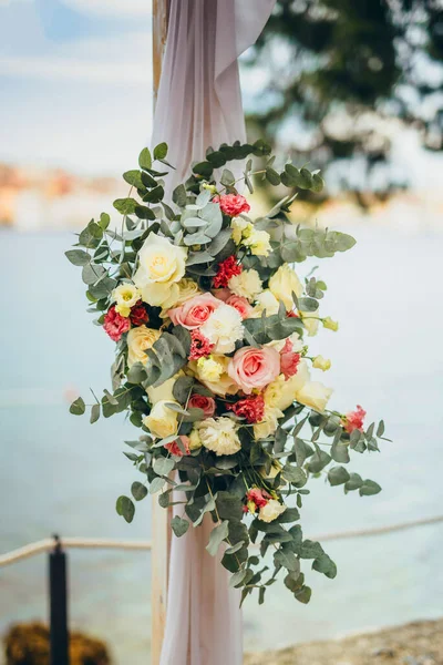 Hochzeit Blumen Auf Einem Bogen Stockbild