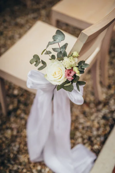 椅子の結婚式の花 ロイヤリティフリーのストック画像