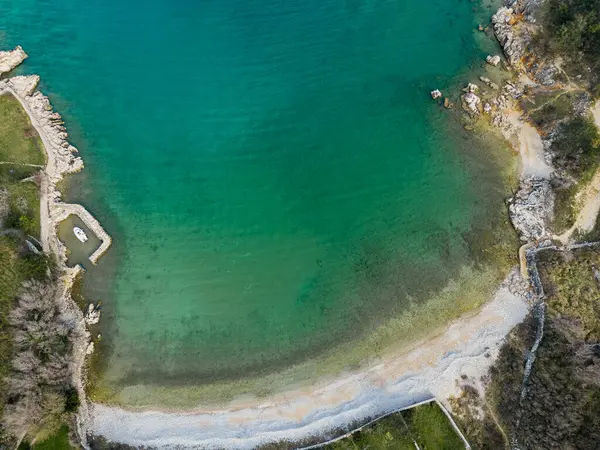 クロアチアのクルク島の空のビーチの空の眺め ロイヤリティフリーのストック画像