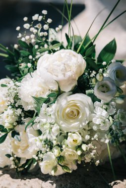beyaz güllerden buket düğün  