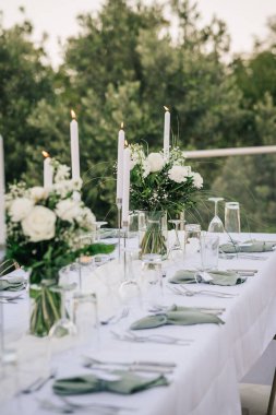 Süslü düğün masası akşam yemeği için hazır.