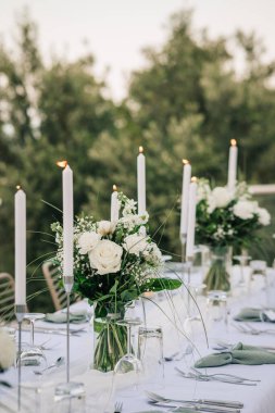 Süslü düğün masası akşam yemeği için hazır.