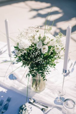 Süslü düğün masası akşam yemeği için hazır.