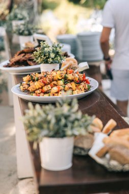 Izgara et ve sebze. Açık büfe. Servis edilmeye hazır..  