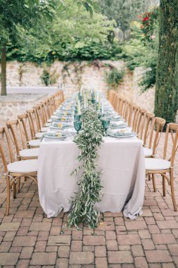 Akdeniz tarzında şölen masası ayarı