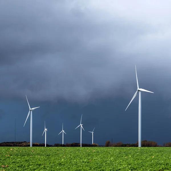 Burza Deszczowa Zagrożeniem Szare Niebo Białe Turbiny Wiatrowe Belgii — Zdjęcie stockowe