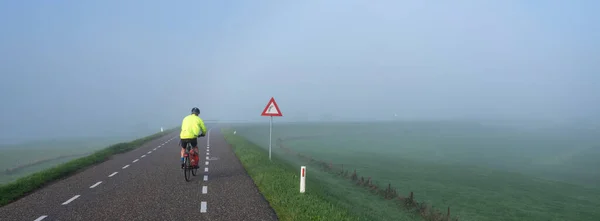 Одинокий Человек Велосипеде Едет Тумане Плотине Около Реки Рейн Низине — стоковое фото