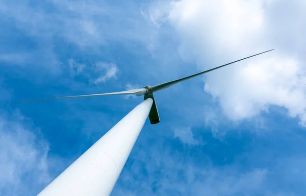 Omhoog Kijkend Naar Windturbine Tegen Blauwe Lucht Met Witte Wolken — Stockfoto