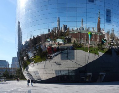 Rotterdam, Hollanda, 13 Mart 2023: Boijmans van Beuningen müzesinin deposundaki şehrin yansıması. Hollanda 'da, güneşli bir baharın ilk günlerinde mavi gökyüzünün altında.