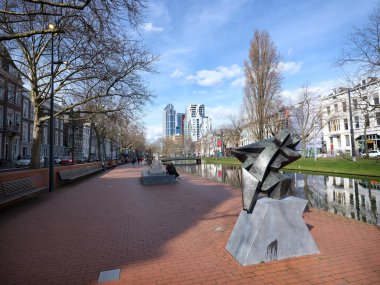 Rotterdam, Hollanda, 13 Mart 2023: Hollanda 'nın merkezinde, mavi gökyüzünün altında modern sanat.